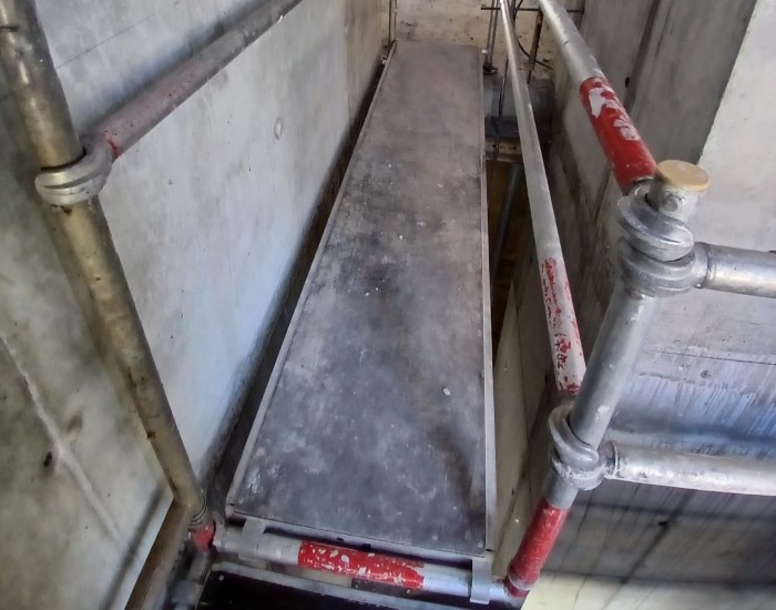 Montagem de andaime dentro de uma caixa de elevador